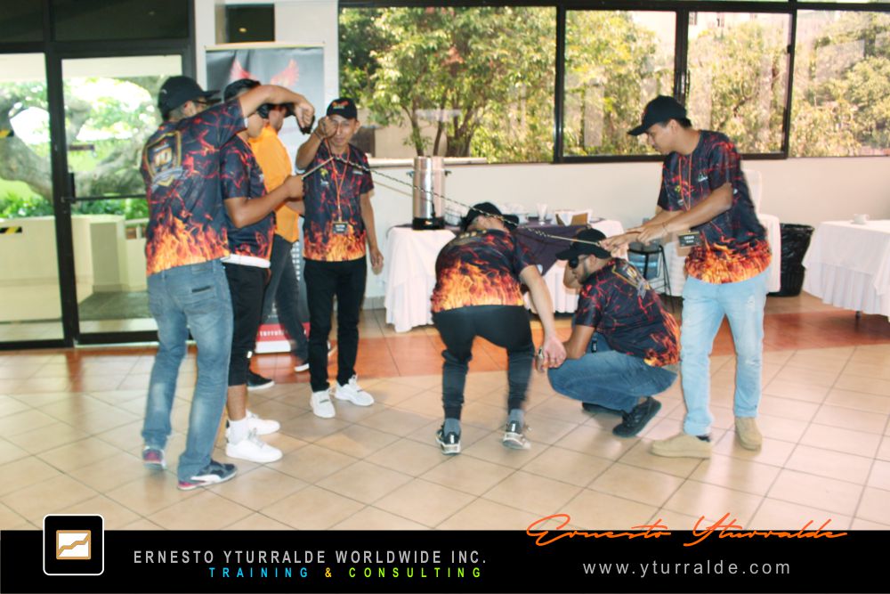 Team Building LATAM con dinámicas de cuerdas bajas para fortalecer la confianza entre equipos de trabajo