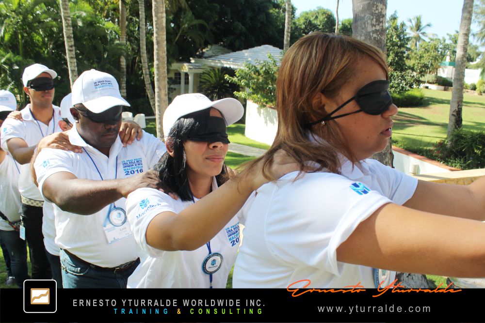 Team Building LATAM con dinámicas de cuerdas bajas para fortalecer la confianza entre equipos de trabajo