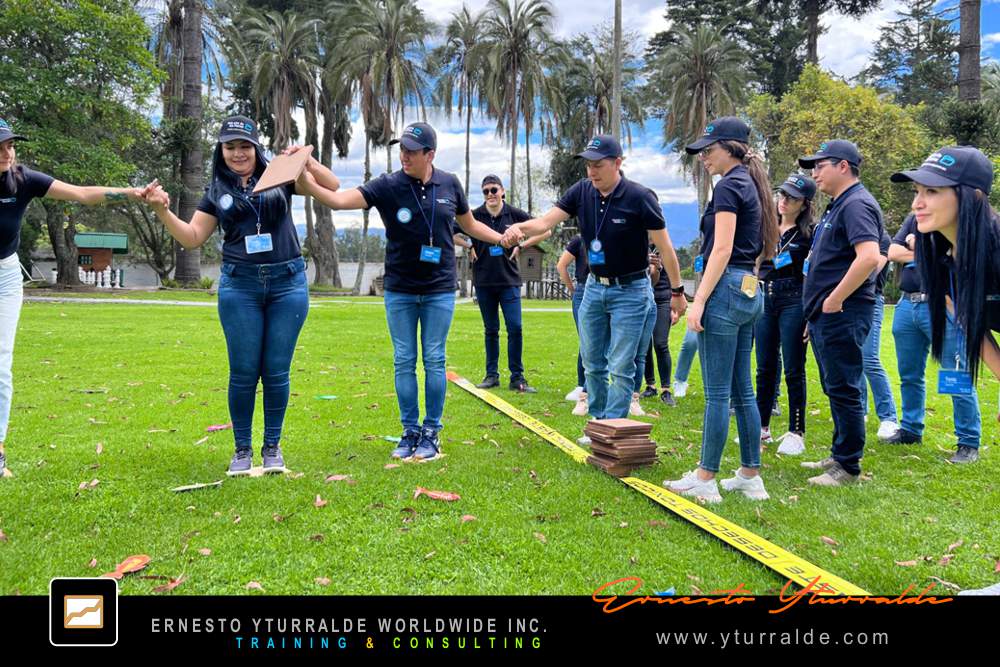 Dinámicas de Team Building con cuerdas bajas para fomentar el liderazgo compartido y la empatía
